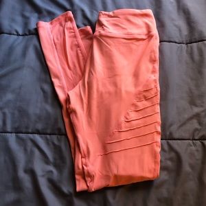 Motion. PEACH leggings